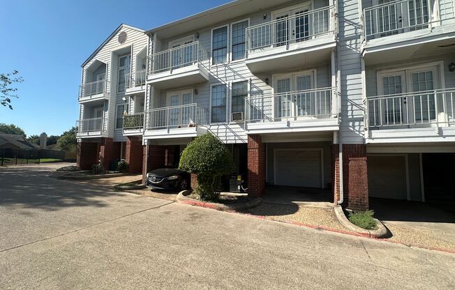 2 beds, 1 bath, 974 sqft, $1,215, Unit 1008