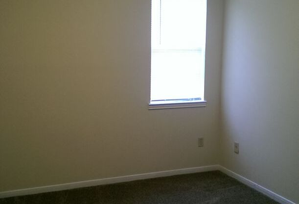 2 beds, 1 bath, $690, Unit 22