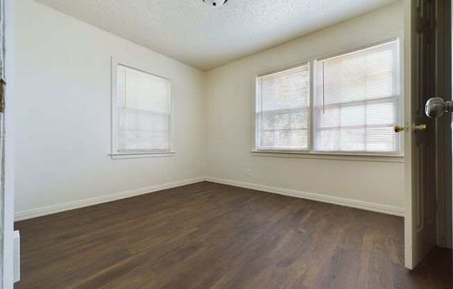 2 beds, 1 bath, 747 sqft, $700