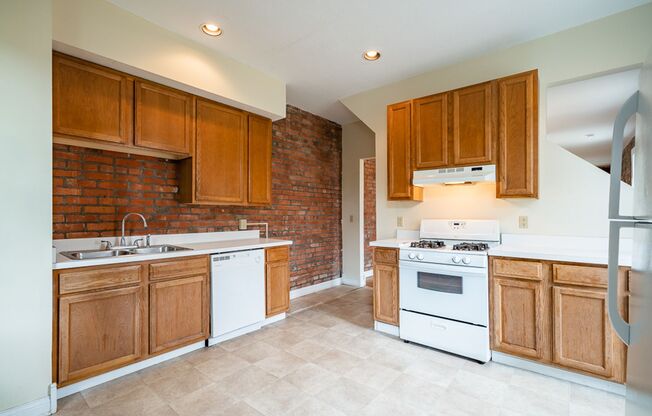 3 beds, 1.5 baths, $1,700, Unit 235 E. 3rd Ave