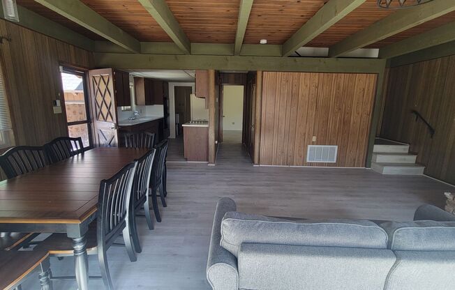 4 Bedroom Mountain Home Close to Town!