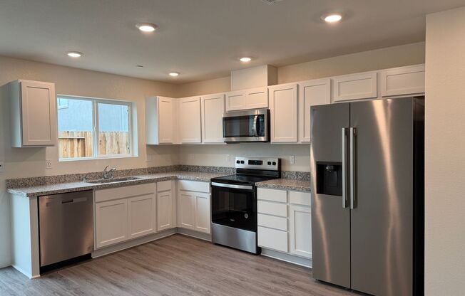 3 Bed 2.5 Ba 2 Car Garage in Roseville!