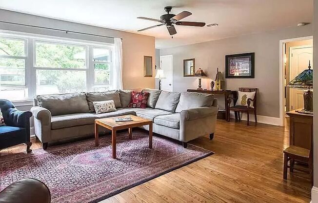 3BD/2BA with a FLEX ROOM HOUSE IN WEST ASHLEY- Available June 1, 2026!