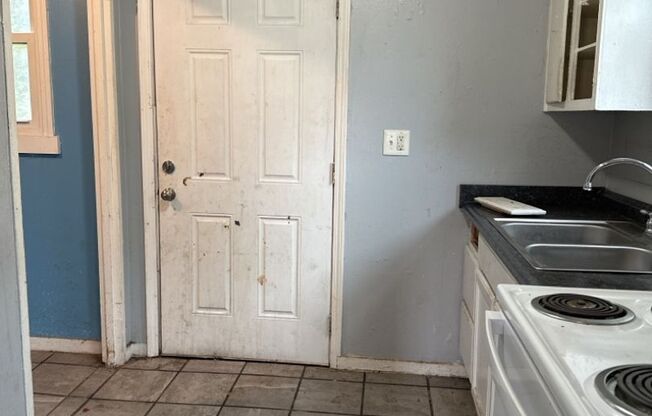 $1,000 - Cute 2 Bed/1 Bath Unit in Duplex off *Deans Bridge Road *