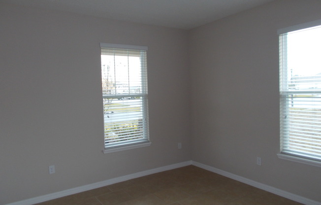 3 beds, 2 baths, $2,600, Unit Orange