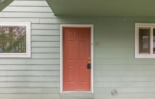 2 beds, 1 bath, 850 sqft, $1,600, Unit 37