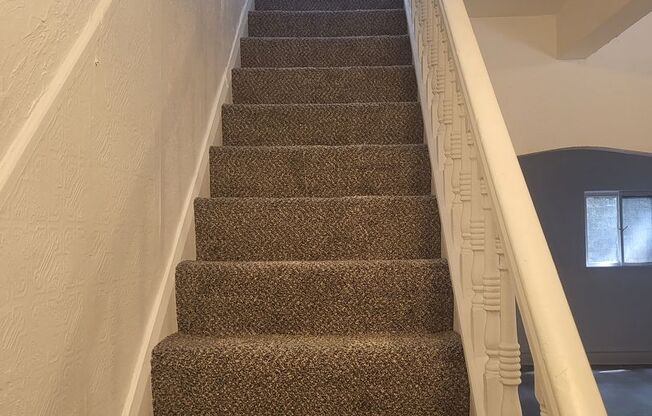 Newly renovated 2 bedroom in Hazelwood! Available now!