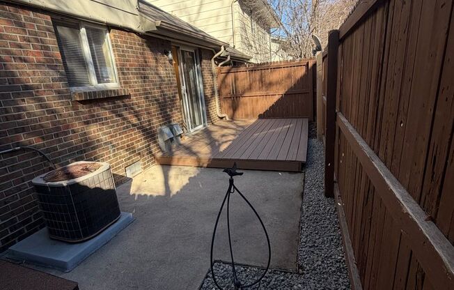 2 Bedroom 1 Bath Townhome - Lakewood!
