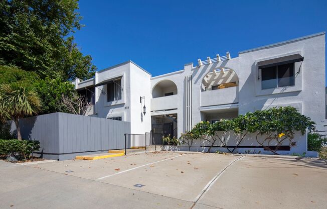 Pacific Beach: Large 1 Bedroom w/ Parking and Patio!