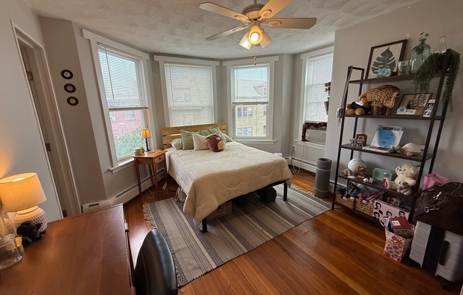 3 beds, 1 bath, 1,296 sqft, $3,400, Unit 3