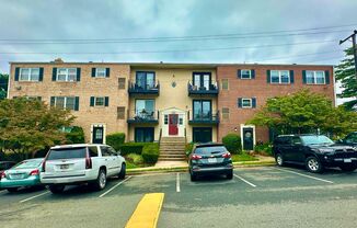 Sail into this 2BR 1BA at the Mayflower Condominiums in Alexandria includes utilities