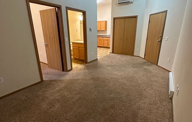 1 bed, 1 bath, $595, Unit B