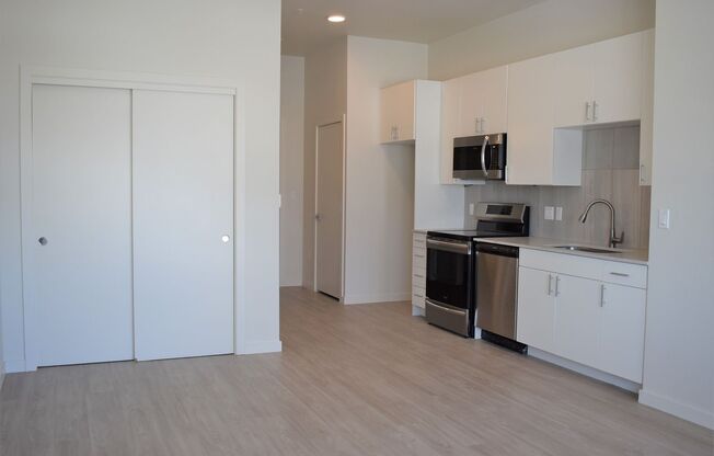 Studio, 1 bath, 422 sqft, $1,350, Unit 122