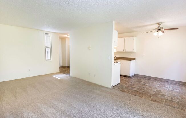 2 beds, 1 bath, 880 sqft, $1,525, Unit 32