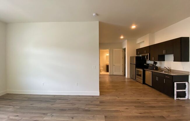 2 beds, 1 bath, 660 sqft, $2,245, Unit 421