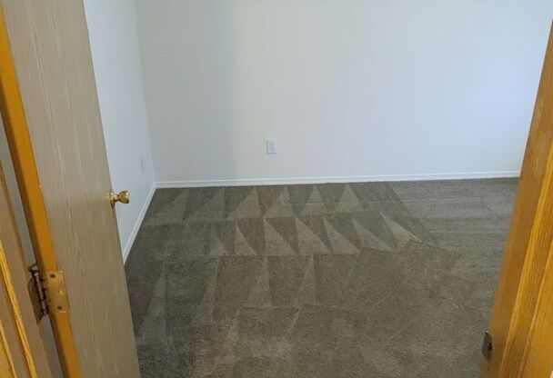 2 beds, 1 bath, 750 sqft, $1,195, Unit 31