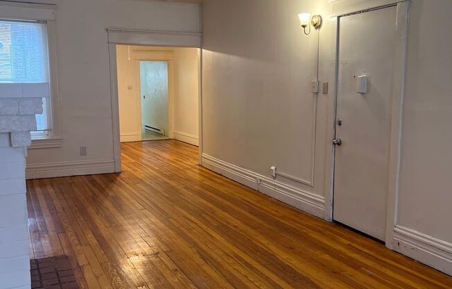 1 bed, 1 bath, $1,149, Unit 1248 W Walnut St-1st Floor