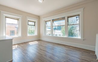 Avenue Building: Centrally located in University District!