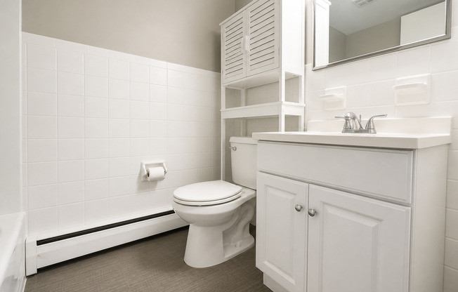 2 beds, 1 bath, 850 sqft, $1,675, Unit A-21