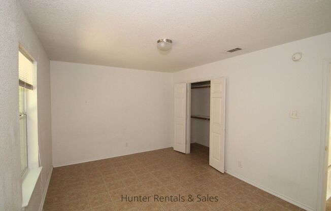 3 beds, 2 baths, $1,250, Unit Unit A