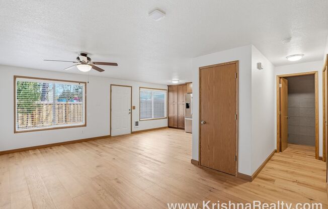 Modern 3 BD | 2.5 BA | 1,476 SF | 1-Car Garage | Solar Panels | Mountain View Community