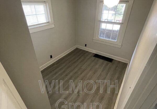 1221 N OXFORD ST