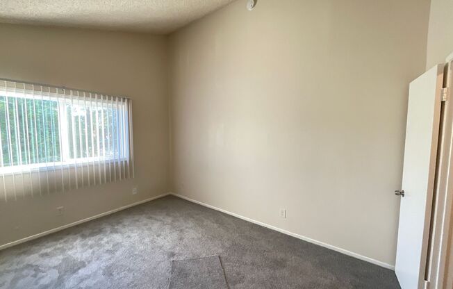 2 beds, 1 bath, 950 sqft, $2,295, Unit E