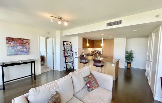 Luxurious Condo at Madrone w/Bay, City Views, Balcony, Pool, Parking - A Must See - PROGRESSIVE