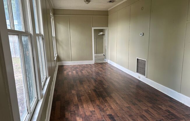 3 bedroom, 1 bathroom Home NOW AVAILABLE!
