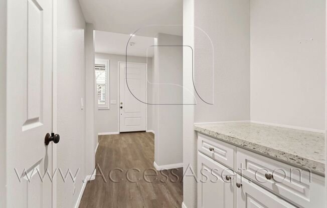 Beautiful 3 Bed/3.5 Bath Condo In Tustin!