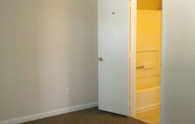 4 bedroom Condo within Walking Distance to Lake Johnson and 5 mins to NC State