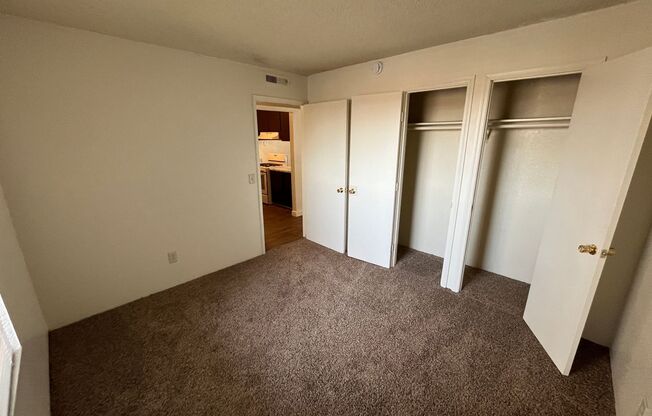 2 beds, 1 bath, $1,050, Unit 32