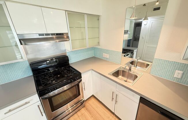 2 beds, 1 bath, 954 sqft, $1,654, Unit RRO-113