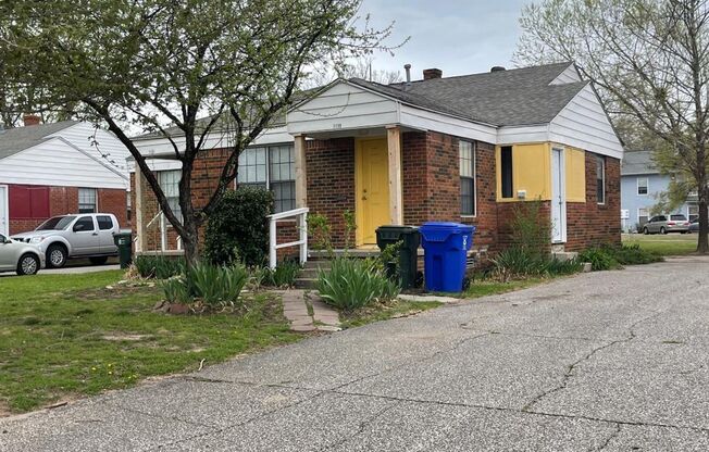 ADORABLE 2 BEDROOM DUPLEX FOR LEASE