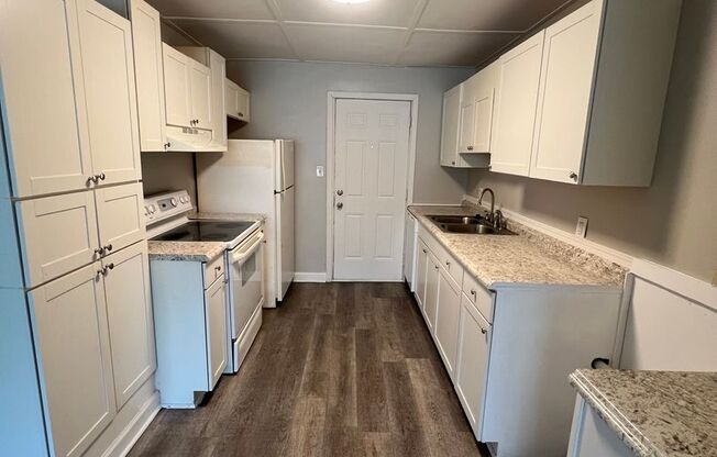 2 beds, 1 bath, $825, Unit 21 - downstairs unit