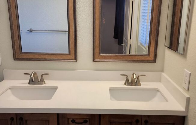 2 beds, 2.5 baths, $2,450, Unit Unit 1105