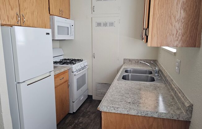 2 beds, 1 bath, 736 sqft, $1,200, Unit 26