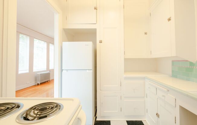 2 beds, 1 bath, 825 sqft, $1,930, Unit 401