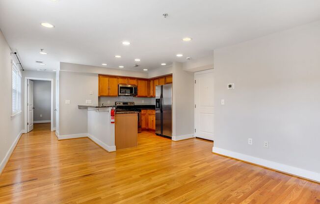 Stylish Condo in Hill East - Parking Space Included!