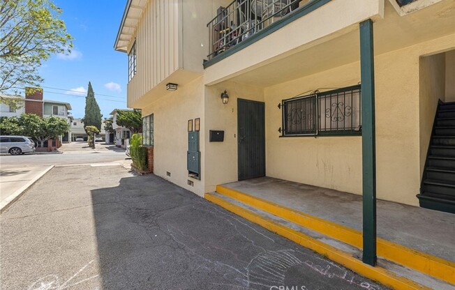 1745 N Mariposa Ave