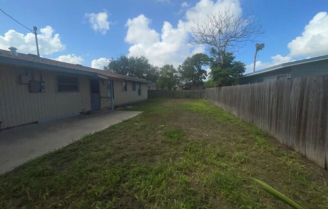 3/2/2 home on a quiet street. Centrally located to restaurants, and shopping.