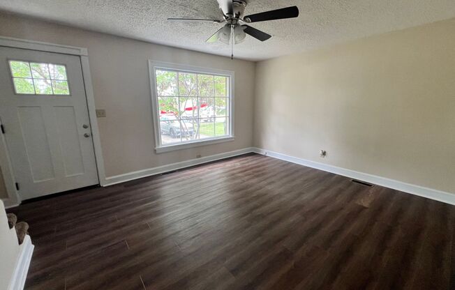 Cozy 2 Bedroom/ 1 Bath Cottage in West Nashville, Walk to Charlotte Park, Easy Interstate Access, Fenced Yard, Pet Friendly