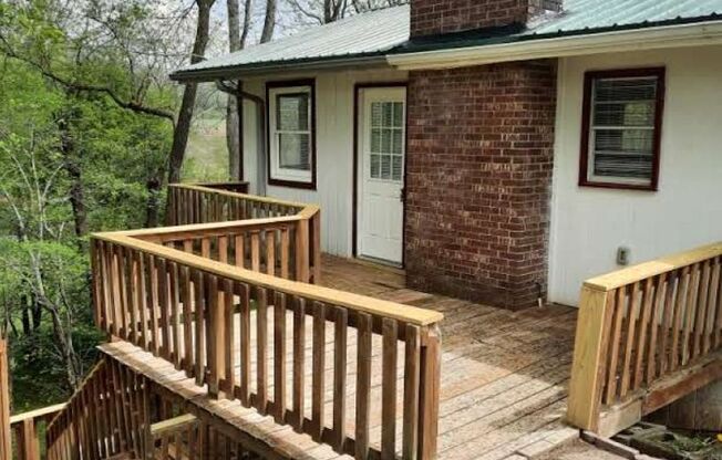 $1,500 - 2 Bedroom 1.5 Bathroom Cottage on the Creek