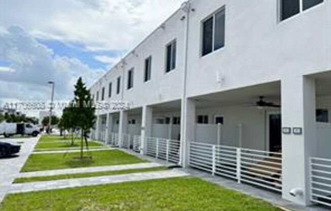 3 beds, 2 baths, $3,200, Unit 10270 NW 66th St appt 107 (A11706608)