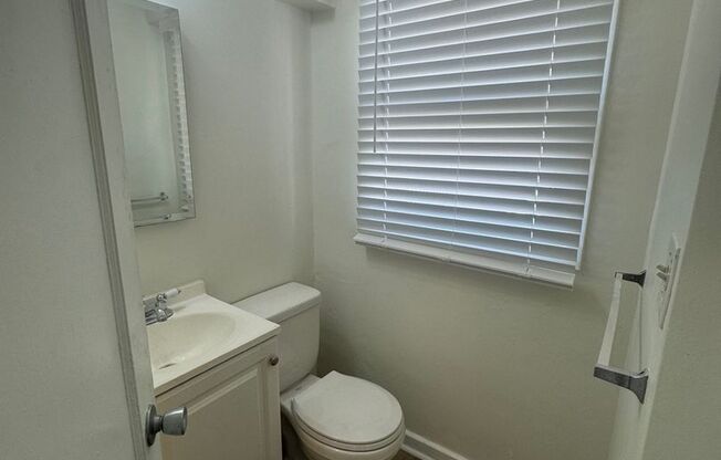 $1,625 Newly renovated 1-bed/1-bath in Commodore Waikiki in Ala Moana area