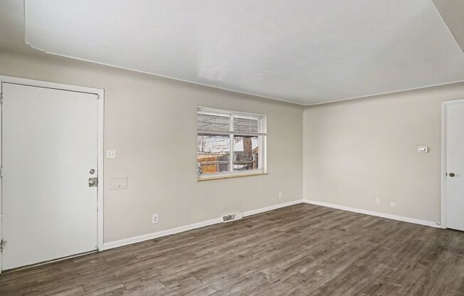 Front Unit - Duplex - 4bed 2bath - Finished Basement! **Special**