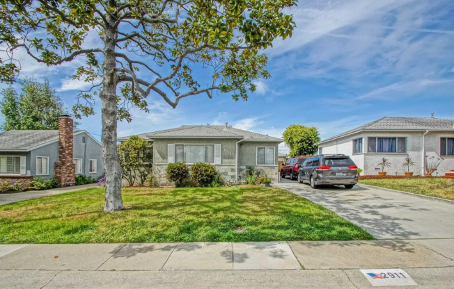 Incredibly Charming & Bright, Single Story Home w/Front Yard, Large Rear Yard, Great For Entertaining & 2-Car Garage Minutes To Beach & Close To Shopping!