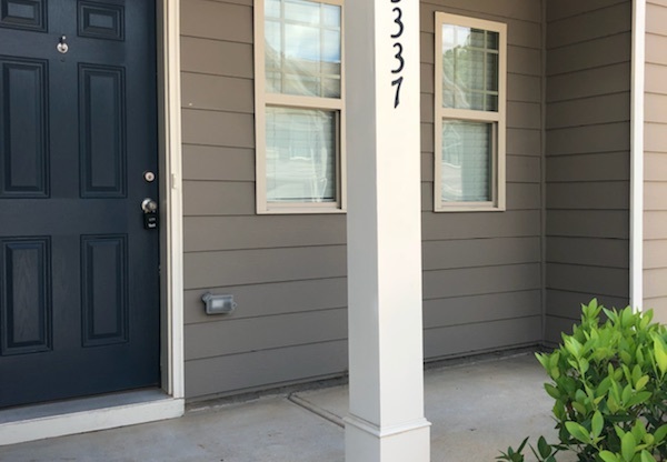 NEW LISTING - GORGEOUS TOWNHOME IN KENNESAW!