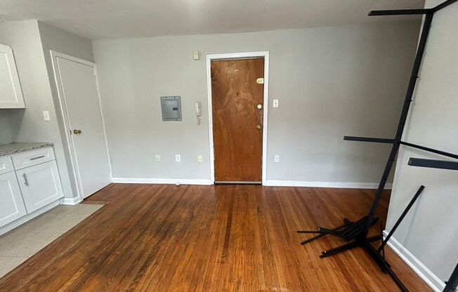 Studio, 1 bath, 280 sqft, $990, Unit B33