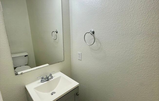 Nicely Refreshed 3-Bed 2.5-Bath Townhome inside Loop 1604 Converse!